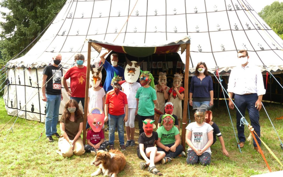 15 Kinder entdecken beim Kunst-Spiel-Platz die Welt der Masken